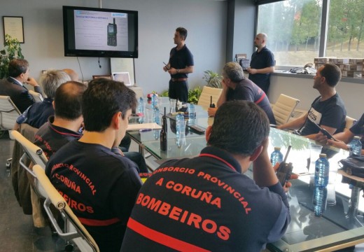 A Xunta forma aos bombeiros da Coruña no uso dos equipos de comunicación de emerxencias con tecnoloxía ‘Tetra’